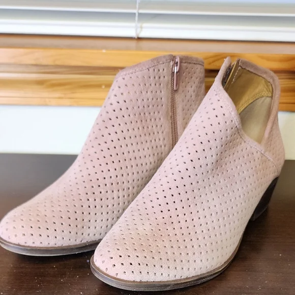 NWOT blush pink Lucky asymmetrical booties sz 9 - Picture 2 of 3
